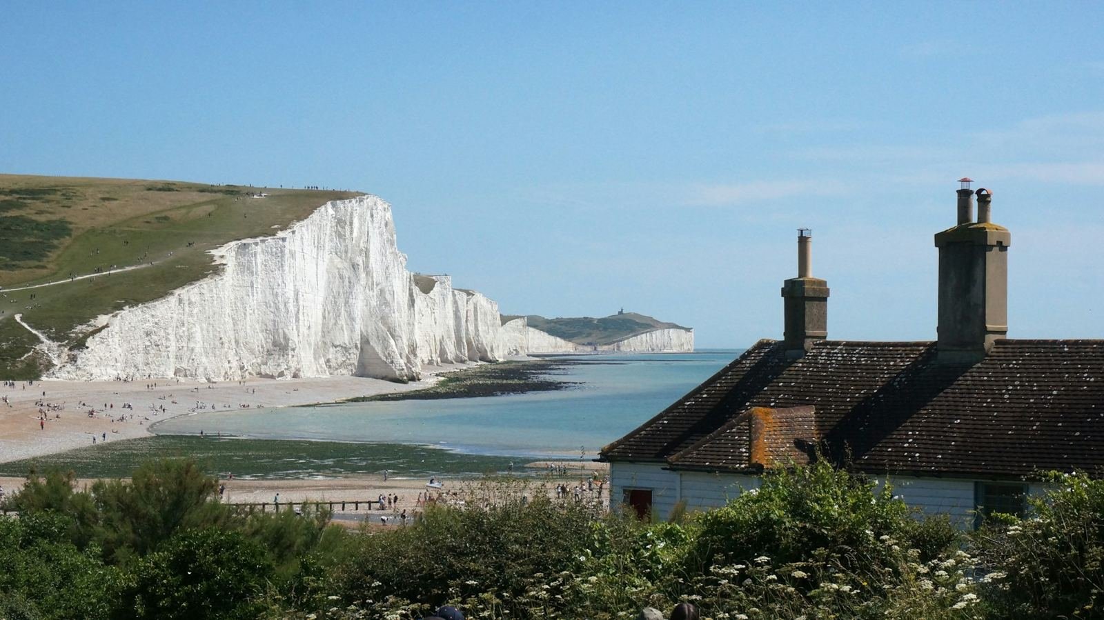 The coastguard cottages at Cuckmere Haven with the Seven Sisters cliffs behind